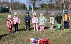 Dzieci stojące wok&oacute;ł marzanny