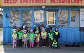 Dzieci stojące przy sklepie