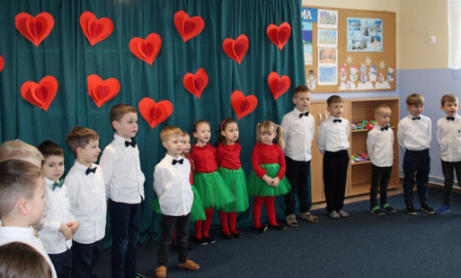 Dzieci stojące w półkolu