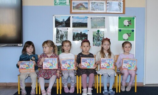 Dziewczynki z prezentami