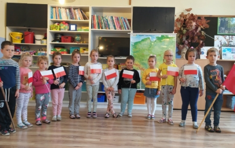 Szkoła do hymnu