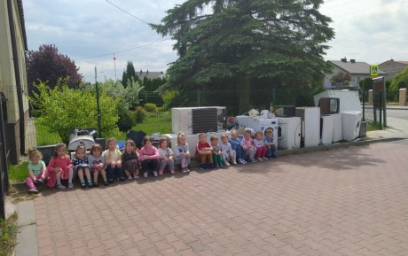 Wszystkie dzieci zbierają elektrośmieci